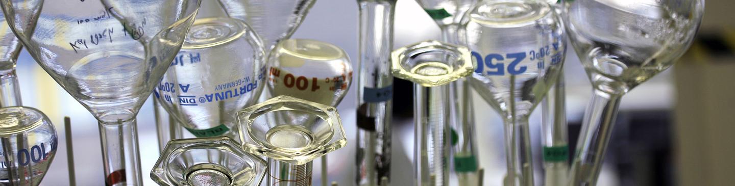 Flesjes in een rek bij het Waterlaboratorium