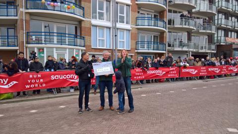 overhandiging cheque Schaapskooi egmondloop