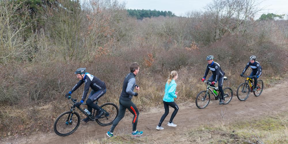 Beeld MTB'ers en hardlopers