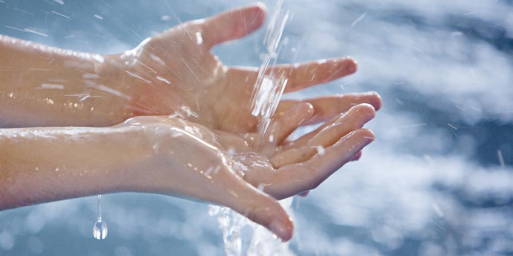 Opspattend water op handen.