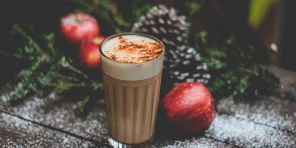 warme chocolademelk en kerstgroen