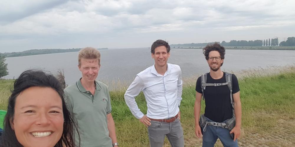 Groepsfoto bij de monding van IJssel richting het Ketelmeer. Li An Phoa, Antoon Kanis, Koen Zuurbier en Maarten van der Schaaf