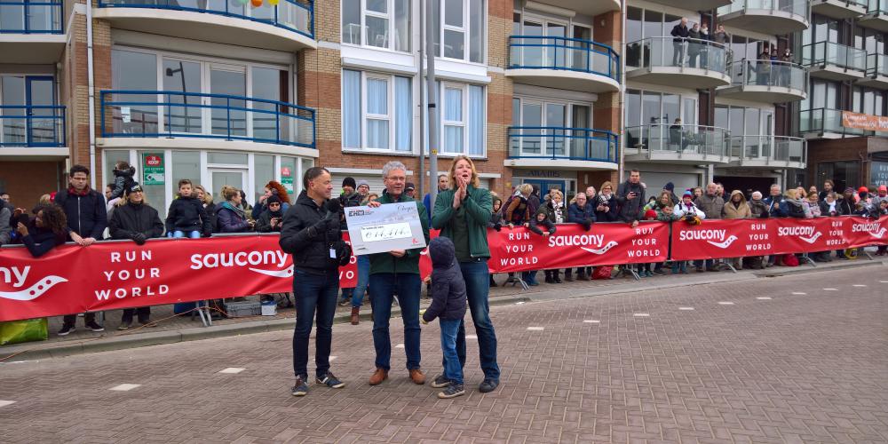 overhandiging cheque Schaapskooi egmondloop