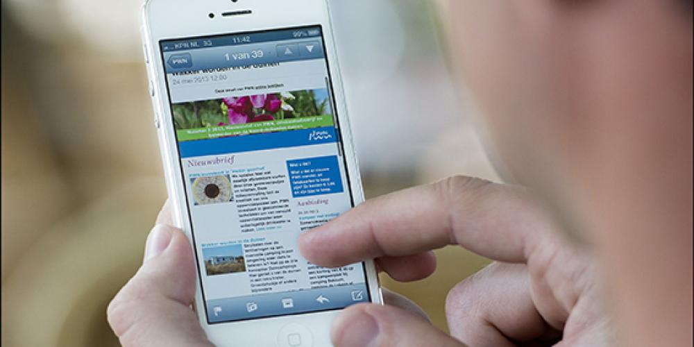 Klant bekijkt PWN nieuwsbrief op telefoon