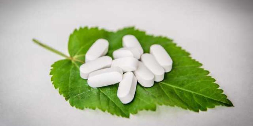 pillen op een groen blad