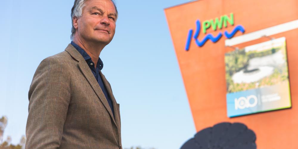 Bernt Schneiders voor het PWN gebouw in Velserbroek