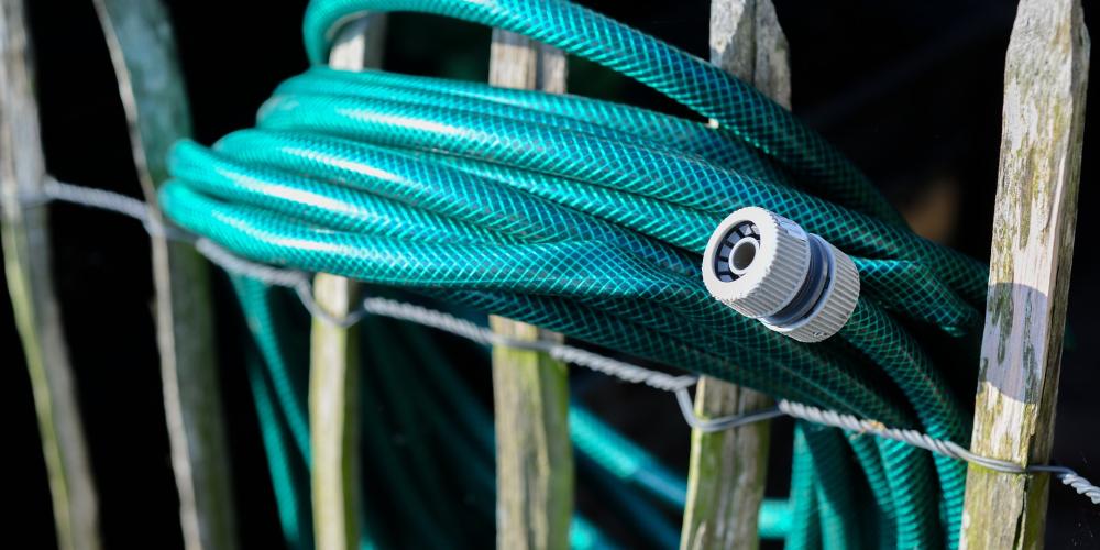 tuinslang aan een hek